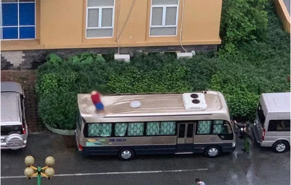 Phat hien la thu tuyet menh cua nguoi dan ong tu vong tren noc xe khach