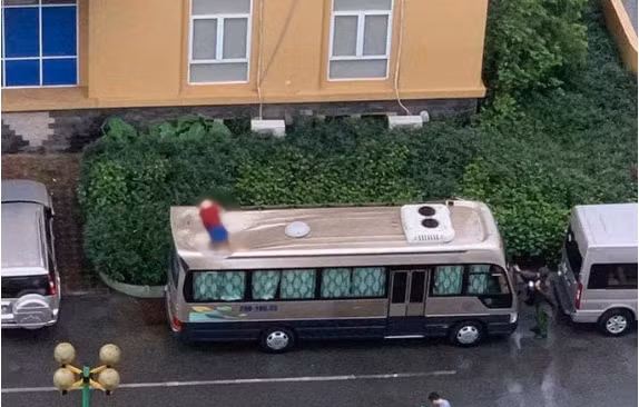 Phat hien la thu tuyet menh cua nguoi dan ong tu vong tren noc xe khach