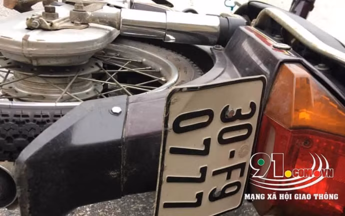 Ngay khi phát hiện sự việc, lực lượng CSGT cùng công an khu vực đến hiện trường điều tiết giao thông, điều tra làm rõ vụ tai nạn.