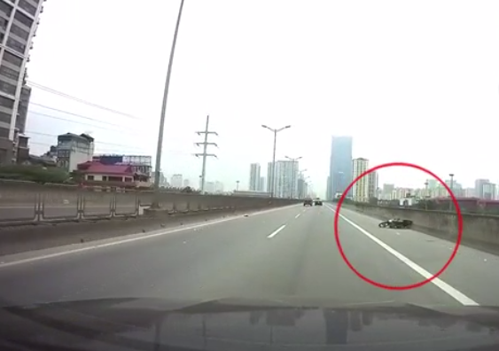 Chiếc xe máy văng ra xe thi thể nạn nhận.