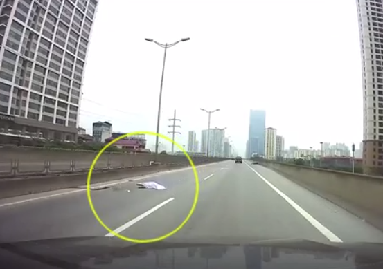 Khi nam thanh niên đang đi trên đoạn đường Khuất Duy Tiến thì bị một chiếc xe taxi đâm trúng.