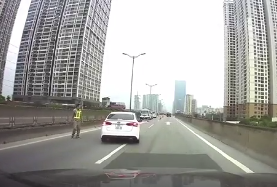 Sau khi gây tai nạn trên đường vành đai 3, tài xế taxi đã rời khỏi hiện trường.