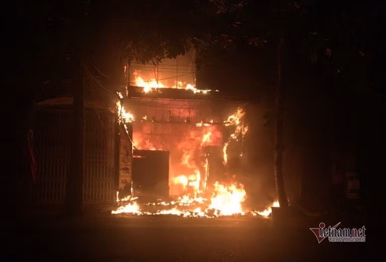 Ngọn lửa bốc lên dữ dội lúc 1h đêm.