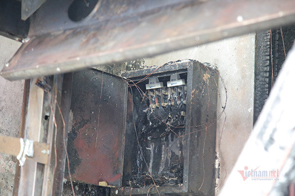 Khoảng 1h sau, ngọn lửa cơ bản được khống chế. Toàn bộ tiệm bánh 3 tầng đã bị lửa thiêu rụi.