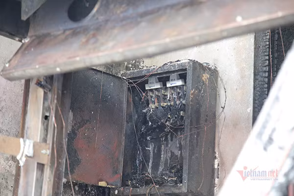 Khoảng 1h sau, ngọn lửa cơ bản được khống chế. Toàn bộ tiệm bánh 3 tầng đã bị lửa thiêu rụi.