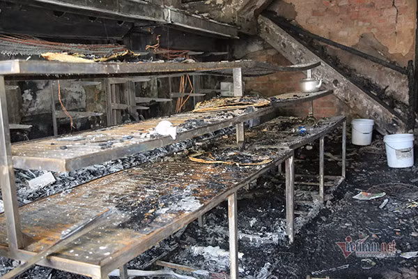 Người dân nhanh chóng trình báo lực lượng chức năng. Lực lượng PCCC Công an tỉnh Hà Tĩnh đã huy động 3 xe cứu hỏa cùng 20 cán bộ đến hiện trường dập lửa. Sau vụ hỏa hoạn, trong tiệm chỉ còn lại những vật dụng bằng sắt.