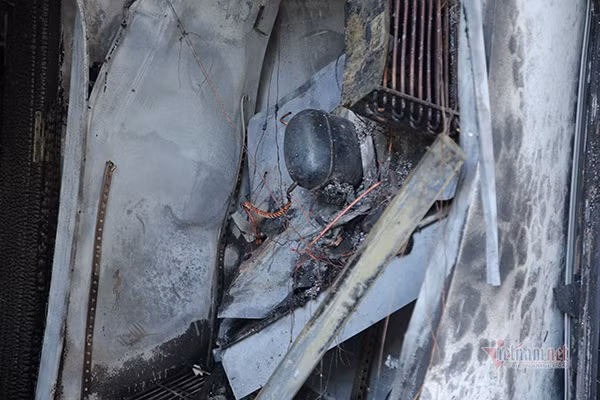 Hình ảnh ổ điện bị cháy. Hiện chưa thống kê được thiệt hại. Cơ quan chức năng đang điều tra làm rõ nguyên nhân vụ hỏa hoạn. Tiệm bánh Trang Oanh là tiệm bánh lớn nhất ở TP Hà Tĩnh.