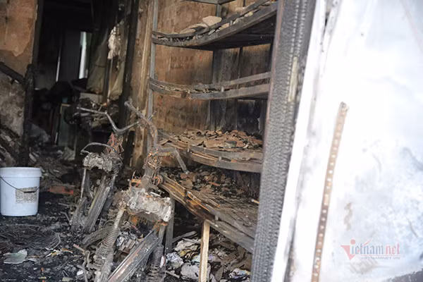 Gian hàng và hai chiếc xe máy cháy trơ khung.