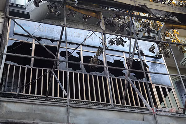 Tiệm bánh Trang Oanh. Người dân cho biết, có 4 nữ nhân viên đang ngủ trong tiệm bánh, khi thấy lửa bắt đầu cháy từ phía trước tầng 1, tất cả hoảng hốt nhảy từ phía sau thoát ra ngoài.