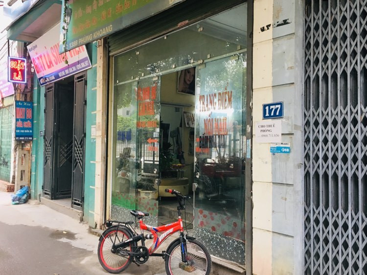 Cong ty Beepro bi to “bo roi” 106 cay co thu cua Ha Noi: Tru so chi la thung container-Hinh-2