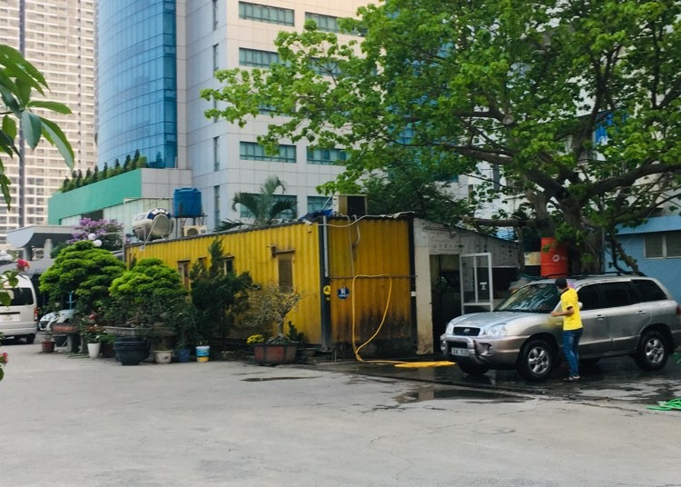 Cong ty Beepro bi to “bo roi” 106 cay co thu cua Ha Noi: Tru so chi la thung container-Hinh-3