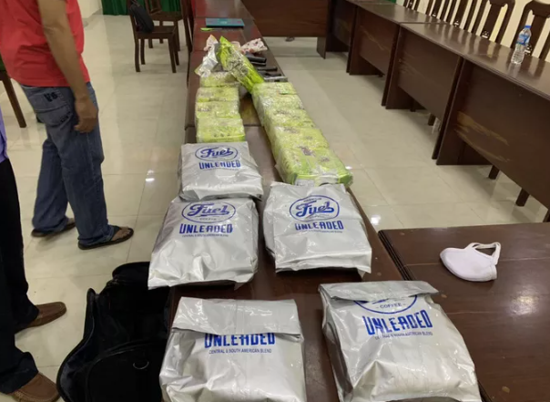 Xác định đây là đối tượng nguy hiểm, lực lượng chức năng đã bắt giữ nam thanh niên dẫn giải về đồn biên phòng để làm thủ tục bắt giữ người phạm tội quả tang và các thủ tục tạm giữ để phục vụ cho điều tra điều tra truy xét.