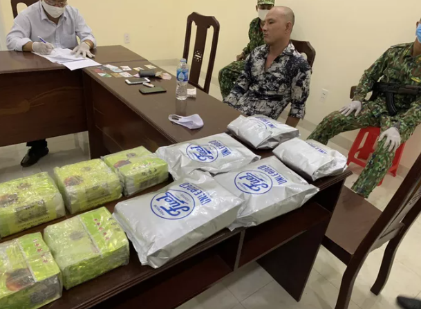 Trong quá trình vượt biên, nam thanh niên bị lực lượng chức năng chặn lại kiểm tra.