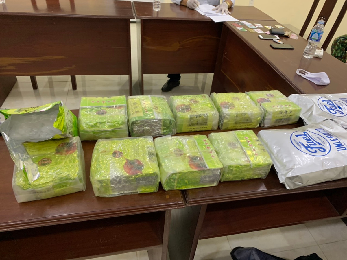 Hiện, vụ nam thanh niên ôm trong người 3 khẩu súng cùng 20,8kg ma túy vào Việt Nam đang được cơ quan chức năng điều tra, làm rõ và xử lý đối tượng theo quy định của pháp luật.