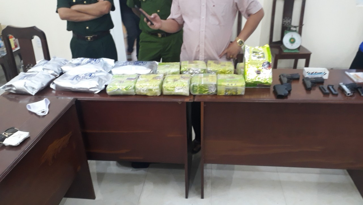 Theo thông tin ban đầu, khoảng 1h sáng ngày (26/5), trinh sát biên phòng phát hiện nam thanh niên nghi vấn vượt qua đường biên giới thuộc cửa khẩu quốc tế Bình Hiệp, xã Bình Hiệp, thị xã Kiến Tường (Long An) để đi sâu vào nội địa.