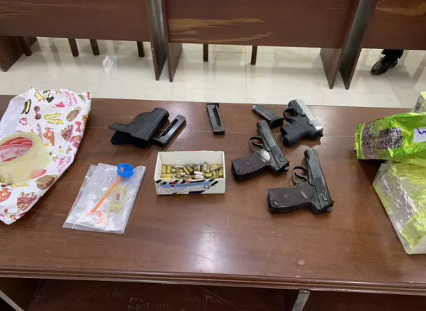 Tai đây, lực lượng chức năng phát hiện trong người và giỏ xách của thanh niên cất giấu 20,8 kg ma túy, 3 khẩu súng quân dụng. Trong đó, 2 khẩu súng K59, 2 tiếp đạn cùng 15 viên đạn, 1 khẩu súng Zoraki, 1 hộp tiếp đạn và 25 viên đạn đều còn mới.