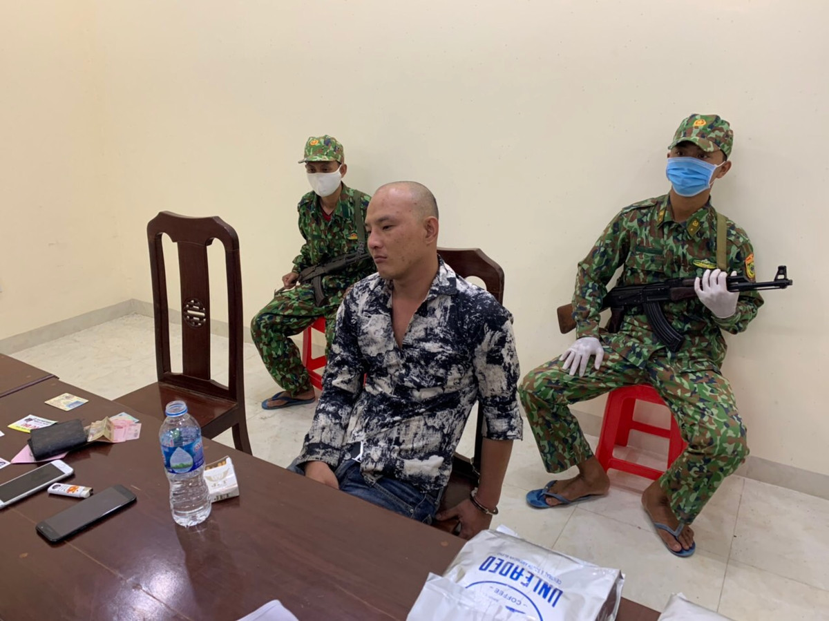 Ngày 26/5, đại tá Đoàn Văn An - Chính ủy Bộ đội Biên phòng Long An cho biết, lực lượng phòng, chống ma túy biên phòng phối hợp Đồn biên phòng cửa khẩu quốc tế Bình Hiệp cùng lực lượng chức năng bắt giữ một thanh niên có hành vi vận chuyển trái phép chất ma túy qua biên giới.