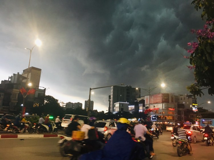 Giao thông "lộm nhộm" trên con đường tắc nhất Hà Nội - Hình 9 Giao thong