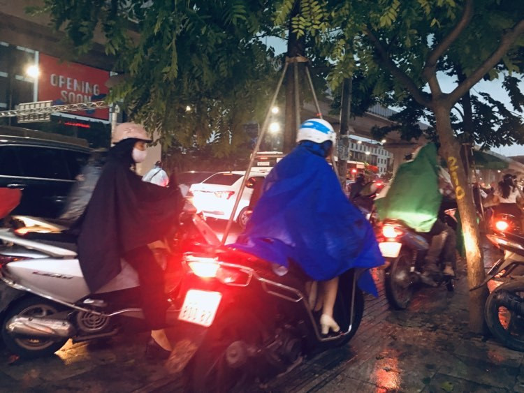 Giao thông "lộm nhộm" trên con đường tắc nhất Hà Nội - Hình 11 Giao thong