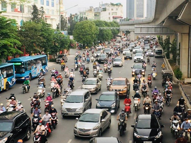 Giao thông "lộm nhộm" trên con đường tắc nhất Hà Nội Giao thong