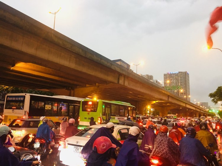 Giao thông "lộm nhộm" trên con đường tắc nhất Hà Nội - Hình 12 Giao thong