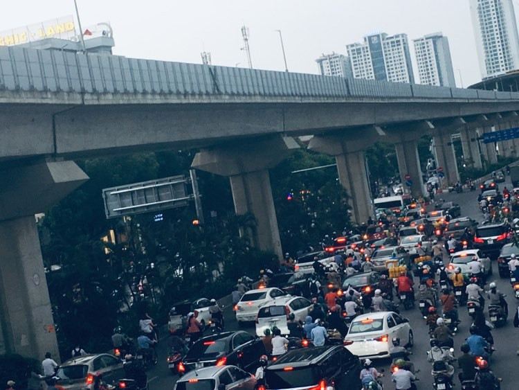 Giao thông "lộm nhộm" trên con đường tắc nhất Hà Nội - Hình 5 Giao thong