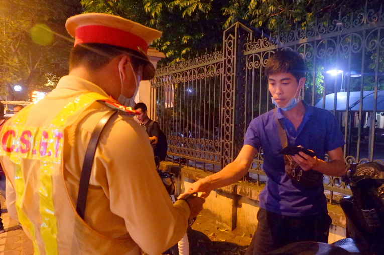 Một trường hợp được CSGT dừng xe và kiểm tra nồng độ cồn tối 15/5.