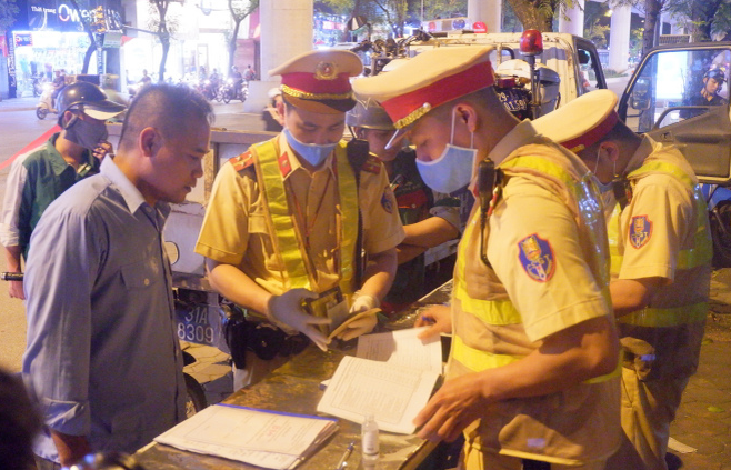 Ngay sau đó, lực lượng chức năng đã tiến hành lập biên bản đối với tài xế vi phạm và tiến hành niêm phong phương tiện.