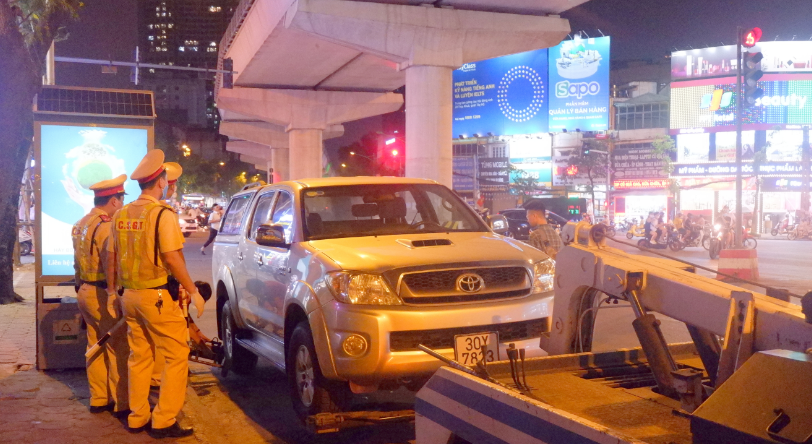 Với mức độ vi phạm, tài xế bị phạt 35 triệu đồng, giữ giấy phép lái xe 23 tháng, tạm giữ xe 7 ngày theo quy định.