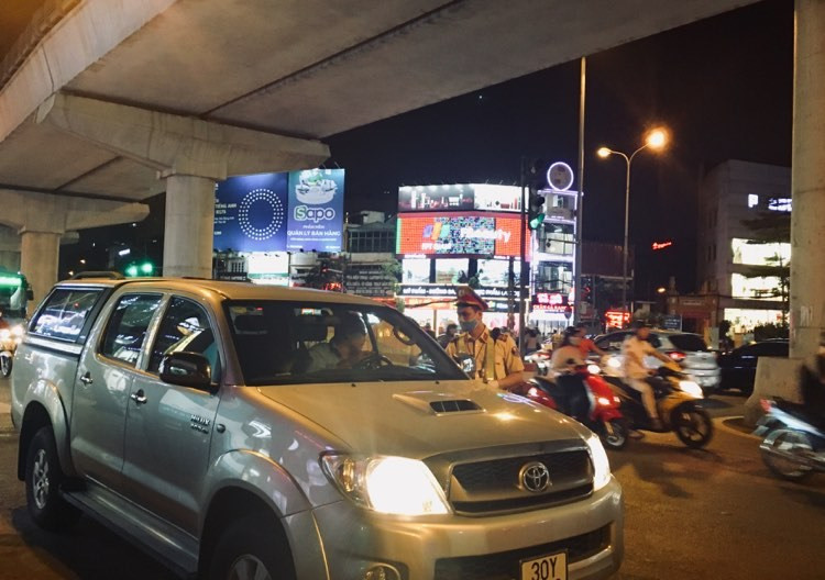 Sau đợt cách ly xã hội do dịch COVID-19, Đội CSGT số 6 (Công an TP Hà Nội) đã ra quân thực hiện theo kế hoạch 71, kiểm tra các phương tiện giao thông và phát hiện nhiều trường hợp vi phạm nồng độ cồn tại khu vực đường Xuân Thủy (quận Cầu Giấy, Hà Nội).