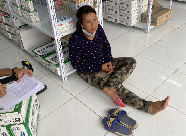 Ngoài Loan "cá", các đối tượng Hoàng Thị Tuyết Nhung (35 tuổi, ngụ phường Hố Nai, TP Biên Hòa), Lê Trung Hiếu, Đặng Thái Quốc, Đỗ Xuân Dũng, Nguyễn Thành Tín, Nguyễn Văn Tuấn, Nguyễn Thanh Tuân, Trần Công Đại, Vũ Minh Tiến - là nhóm đàn em của Loan "cá"- cùng bị bắt giữ. (Ảnh: Hoàng Thị Tuyết Nhung đàn em thân tín của Loan "cá")