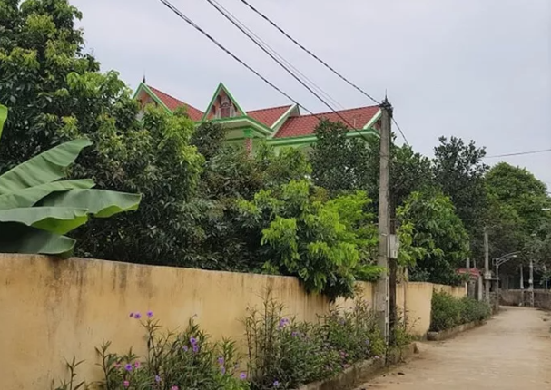 Còn tại xã Thiệu Thành, huyện Thiệu Hóa, tỉnh Thanh Hóa, sau khi sự việc được báo chí phản ánh về việc vợ, con Bí thư Đảng ủy xã, Chủ tịch MTTQ và Bí thư Đoàn xã "lạc" vào danh sách hộ cận nghèo, Ban Thường vụ Huyện ủy Thiệu Hóa đã họp và đưa ra khỏi quy hoạch nhiệm kỳ 2020-2025 những cán bộ này. (Ảnh ngôi nhà 2 tầng với màu sơn xanh nổi bật của gia đình ông Hách Văn Thắng, Bí thư Đảng ủy xã Thiệu Thành. Dù là người đứng đầu một xã, nhưng vợ, con, cháu ông Thắng lại có tên trong danh sách "hộ cận nghèo")