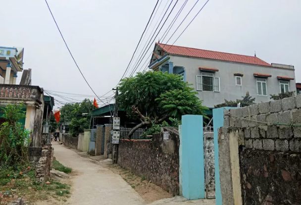 Cũng tại thôn Hòa, ngôi nhà 2 tầng màu xanh cao nổi trội quanh những ngôi nhà cũ kỹ này là của hộ gia đình anh Vũ Văn Kiên - con trai ông Vũ Xuân Quế (nguyên là Bí thư thôn Hòa). Nhà anh Kiên là hộ cận nghèo, chưa tách khẩu, vẫn thuộc thành viên gia đình ông Quế.