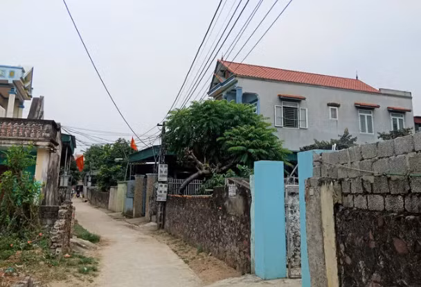 Cũng tại thôn Hòa, ngôi nhà 2 tầng màu xanh cao nổi trội quanh những ngôi nhà cũ kỹ này là của hộ gia đình anh Vũ Văn Kiên - con trai ông Vũ Xuân Quế (nguyên là Bí thư thôn Hòa). Nhà anh Kiên là hộ cận nghèo, chưa tách khẩu, vẫn thuộc thành viên gia đình ông Quế.