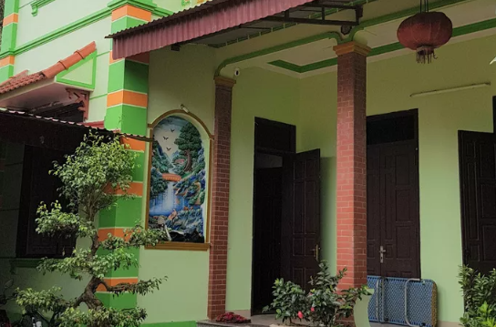 Tuy nhiên, khi tận mắt nhìn thấy những ngôi nhà khang trang, to đẹp trị giá cả tỷ đồng của những "hộ cận nghèo" ở xứ Thanh vừa mới được báo chí phanh phui, có lẽ nhiều người không khỏi giật mình. (Ảnh: Sau khi sự việc được phanh phui, ông Hách Văn Thắng đã bị loại ra khỏi quy hoạch cho nhiệm kỳ 2020-2025, dù trước đó ông Thắng đã có đơn xin nghỉ)