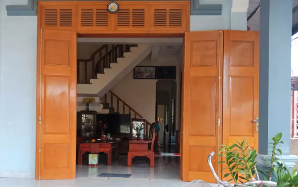 Nội thất trị giá hàng chục triệu đồng bên trong ngôi nhà 2 tầng của hộ cận nghèo Vũ Văn Kiên.