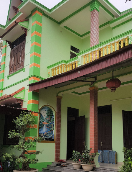 Nguyên nhân dẫn tới việc nhiều gia đình có điều kiện, vợ, con cán bộ xã "lạc" vào hộ nghèo, hộ cận nghèo hiện đang được cơ quan chức năng làm rõ để xử lý theo quy định. (Ảnh: Ở trong ngôi nhà khang trang thế này nhưng vợ ông Thắng lại thuộc hộ cận nghèo, con trai, con dâu, cháu nội ông Thắng cũng nằm trong danh sách hộ cận nghèo)