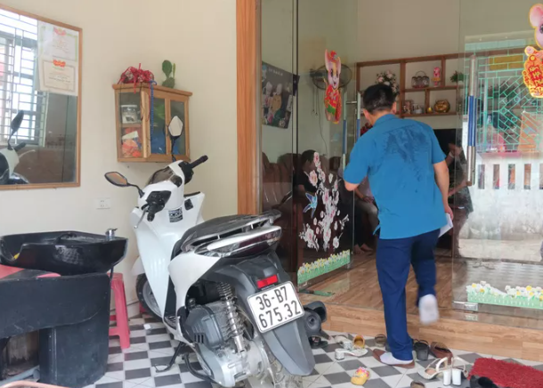 Gia đình ông Đinh Văn Tài có vợ làm nghề cắt tóc, có xe SH, có tàu cá trị giá gần 1 tỉ đồng nhưng vẫn thuộc hộ cận nghèo của xã Quảng Nham. Chuyện những hộ cận nghèo "bất thường" ở Thanh Hóa. (Nguồn: VTC Now)