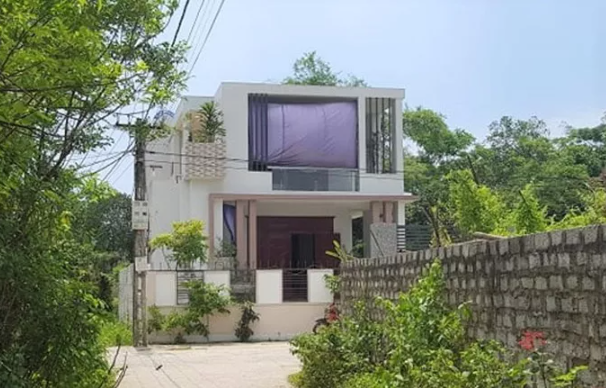 Dù có nhà trị giá 1,5 tỉ đồng, làm nghề buôn bán hải sản nhưng gia đình ông Lê Văn Khánh (ngụ thôn Hạnh Phúc, xã Hải Ninh, huyện Tĩnh Gia, tỉnh Thanh Hóa) vẫn là hộ cận nghèo của xã.