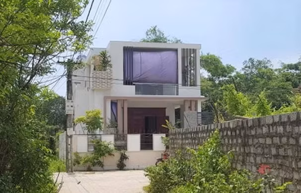 Dù có nhà trị giá 1,5 tỉ đồng, làm nghề buôn bán hải sản nhưng gia đình ông Lê Văn Khánh (ngụ thôn Hạnh Phúc, xã Hải Ninh, huyện Tĩnh Gia, tỉnh Thanh Hóa) vẫn là hộ cận nghèo của xã.