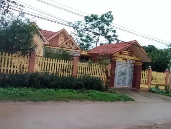 Ông Trương Công Thức, Phó bí thư Đảng ủy xã Cẩm Phú (huyện Cẩm Thủy) ở trong ngôi nhà khang trang nhưng vợ con vẫn "lọt" vào danh sách hộ cận nghèo.