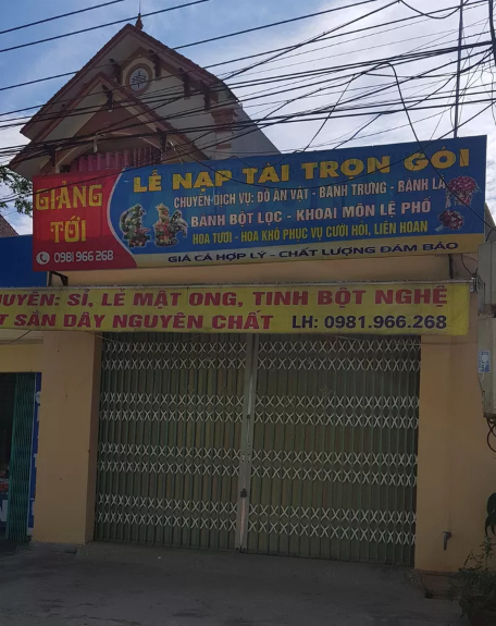 Ngôi nhà và cửa hàng kinh doanh buôn bán của gia đình bà Nguyễn Thị Giảng, Bí thư Đoàn xã Thiệu Thành. Nhà bà Giảng có chồng và 2 con là "hộ cận nghèo".