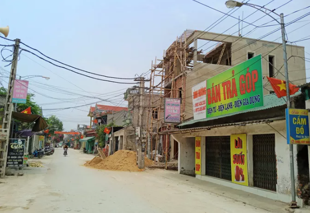 Ngôi nhà nổi trội trên con đường liên xã đang trong quá trình hoàn thiện.