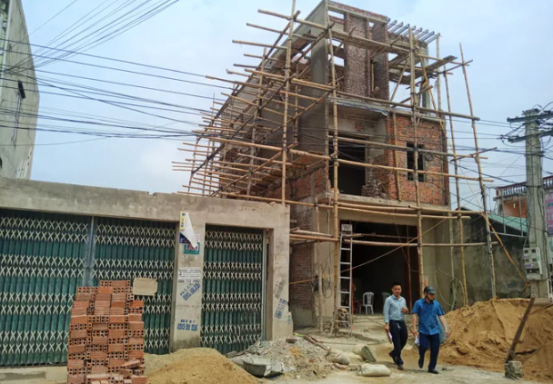 Còn đây là ngôi nhà 3 tầng đang xây dựng của hộ cận nghèo Bùi Anh Ngọt (thôn Hòa, xã Quảng Nham, huyện Quảng Xương)