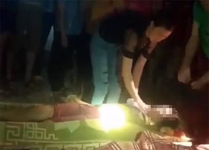 Nghi an me om 3 con gai nho tuoi nhay xuong suoi tu tu