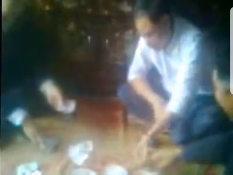 Ông Ngọc được xác định là một trong 4 người đánh bạc trong đoạn video được đăng tải trên mạng xã hội vào giữa tháng 3/2020. (Ảnh minh họa) 