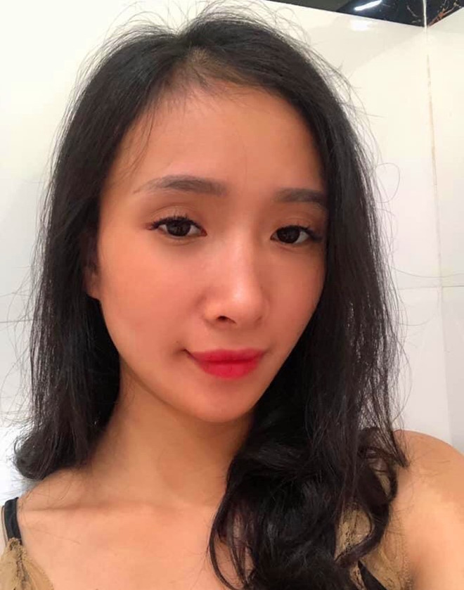 Qua kiểm tra, tổ công tác phát hiện bên trong túi xách của Hằng có 1 túi ni lông chứa chất rắn tinh thể màu trắng nghi là ma túy. Tại đây, Hằng khai chất rắn trên là 34,86g ma túy vừa mua tại TP Đà Nẵng mang về TP Tam Kỳ để sử dụng và bán lại cho các con nghiện trên địa bàn kiếm lời. (Ảnh: NLD)