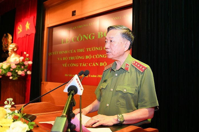 Phát biểu tại buổi lễ, Bộ trưởng Tô Lâm gửi lời chúc mừng đến Thứ trưởng Trần Quốc Tỏ và 2 Thứ trưởng Bộ Công an vừa được bổ nhiệm các chức danh Tư pháp. (Bộ trưởng Tô Lâm. Ảnh: Vietnamnet)