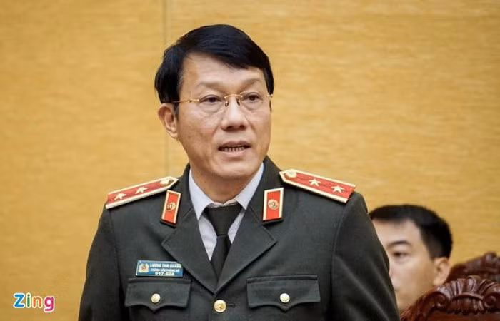 Thứ trưởng Bộ Công an Lương Tam Quang, sinh năm 1965, quê Kim Động, Hưng Yên. Quá trình công tác ông từng giữ các chức vụ Phó Chánh Văn phòng Bộ Công an, Chánh Văn phòng kiêm Người phát ngôn Bộ Công an. Ngày 15/8/2019, ông cùng với thiếu tướng Nguyễn Duy Ngọc được Thủ tướng bổ nhiệm làm Thứ trưởng Bộ Công an. (Ảnh: Zing)