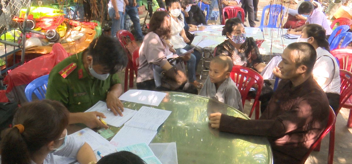 Tại đây, đoàn lập biên bản ghi nhận một số giấy tờ do bà Cao Thị Cúc cung cấp. Nơi này có khoảng 20 người sinh sống, những người này tự xưng là tu sĩ và có hành vi hoạt động tôn giáo. (Baolongan)